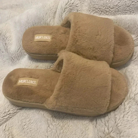 MUKLUKS Beige Platform Fuzzy KIRSTEY SLIDE SLIPPER Sz 7/8 - Picture 2 of 3